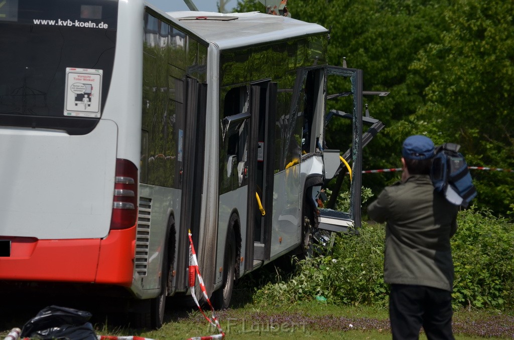Schwerer Bus Unfall Koeln Porz Gremberghoven Neuenhofstr P342.JPG - Miklos Laubert